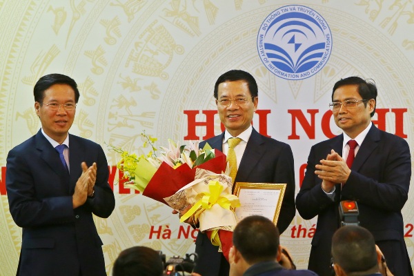 Ông Nguyễn Mạnh Hùng nhận quyết định quyền Bộ trưởng Bộ Thông tin và Truyền thông ảnh 2